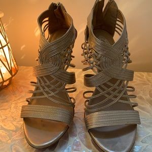 High Heels Golden Sandal - Used but in Very Good Condition - Size 7